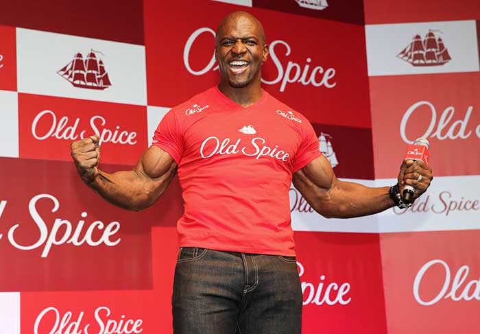 Terry Crews chega rasgando painel e trazendo bom humor em evento