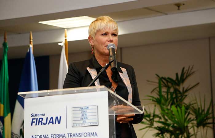  Xuxa prestigia formatura de alunos do Complexo da Maré, Rocinha e da Cidade de Deus