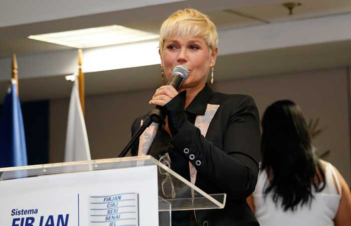  Xuxa prestigia formatura de alunos do Complexo da Maré, Rocinha e da Cidade de Deus