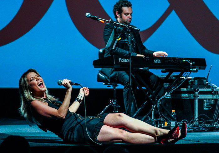 Entregue à música! Luiza Possi arrasa e chega a ficar deitada no palco ao interpretar canção