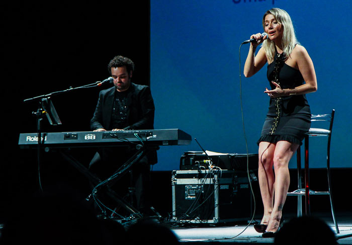 Entregue à música! Luiza Possi arrasa e chega a ficar deitada no palco ao interpretar canção