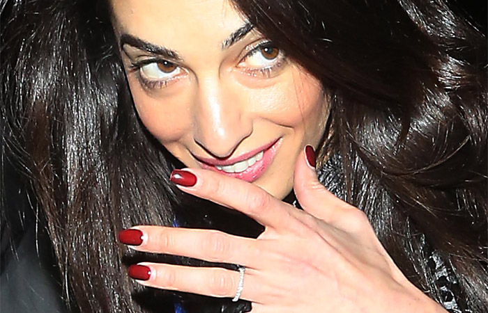 Esposa de George Clooney deixa aliança de casamento à mostra