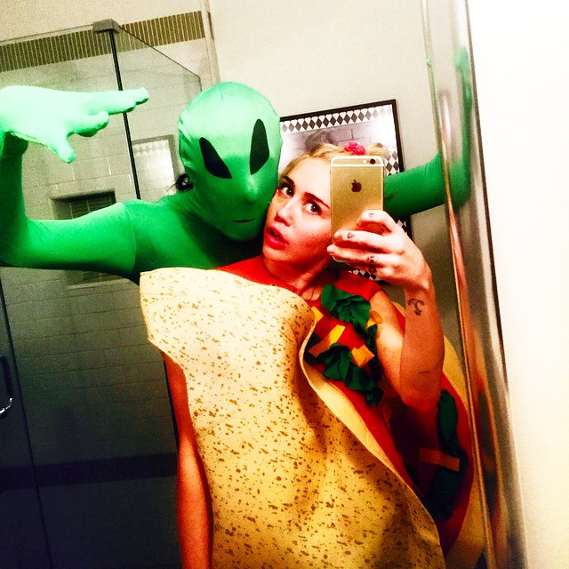 Miley Cyrus se fantasia de Taco Mexicano