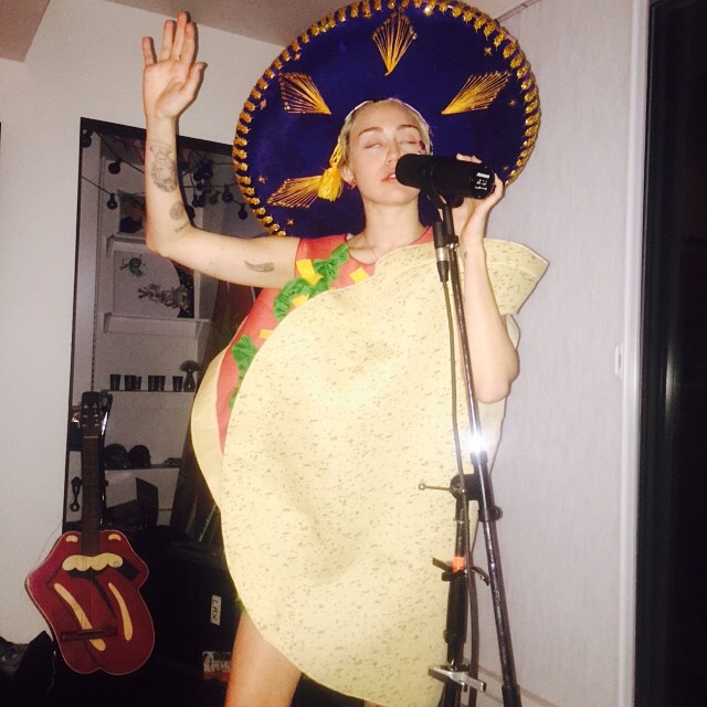 Miley Cyrus se fantasia de Taco Mexicano