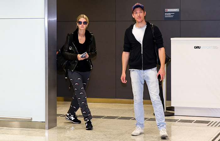 Nicky Hilton desembarca com look despojado em São Paulo