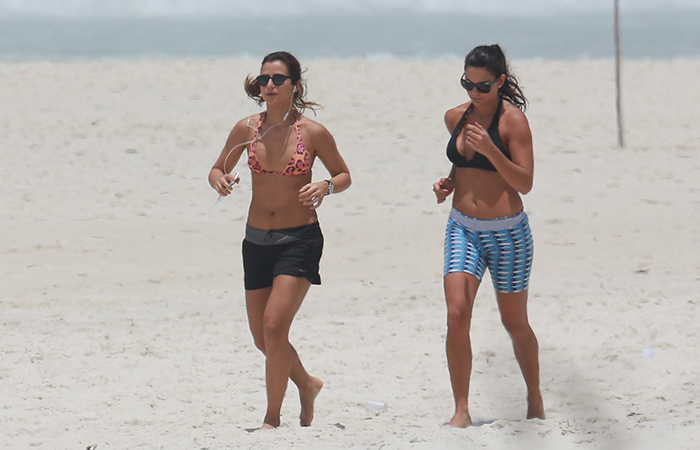 Noiva de Ronaldo, Paula Morais corre nas areias da Barra da Tijuca