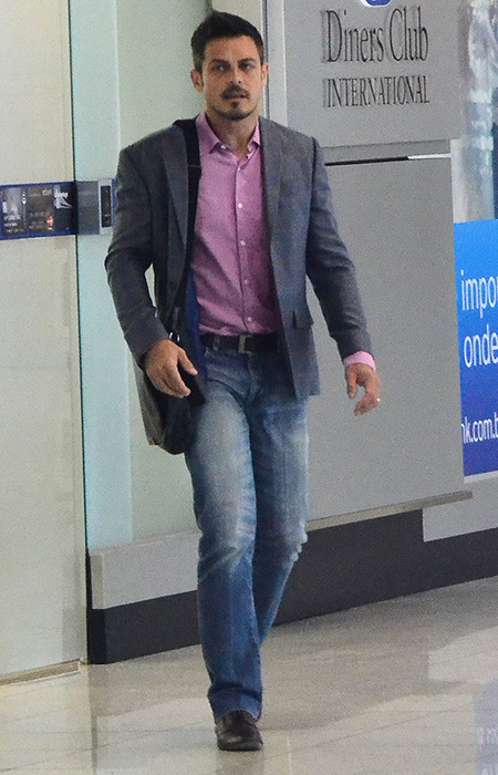 Luigi Baricelli é clicado por paparazzo em aeroporto do Rio