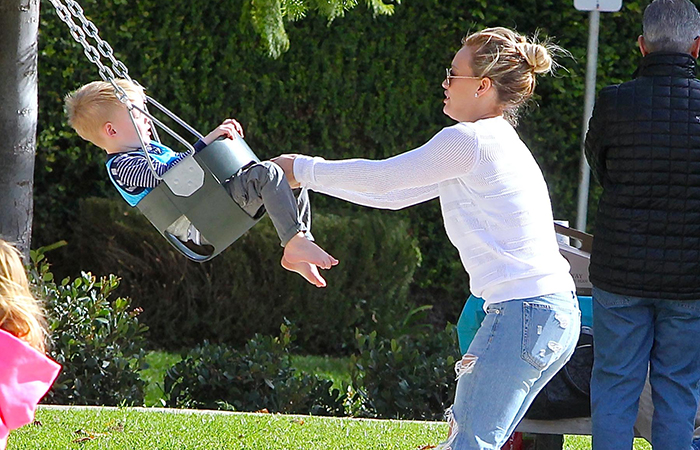 Hilary Duff passeia pela Califórnia com o filho, Luca, e ex-marido