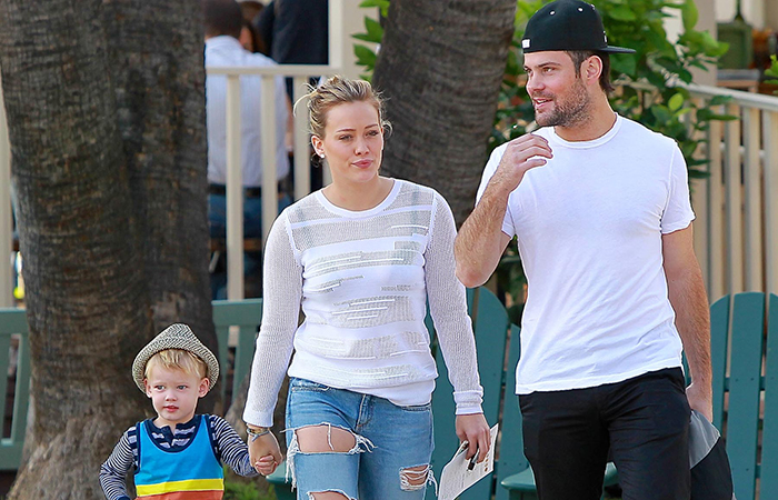 Hilary Duff passeia pela Califórnia com o filho, Luca, e ex-marido
