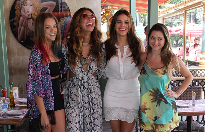Bruna Marquezine reúne amigas para lançamento de esmaltes no Rio
