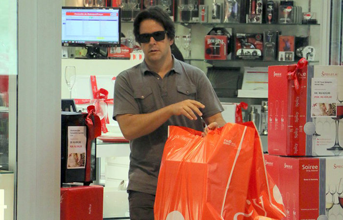  Murilo Benício faz compras para casa em shopping carioca 