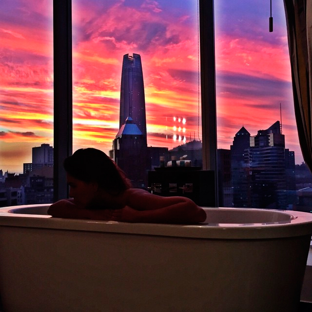  Mariana Rios posta foto na banheira com pôr do sol como cenário