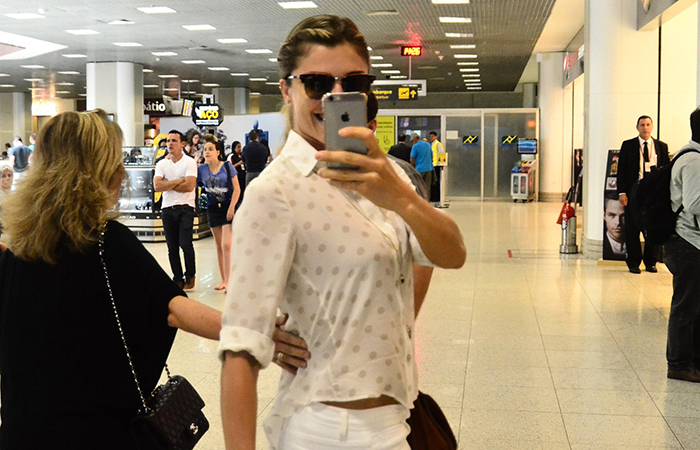 Grazi Massafera se diverte com paparazzo ao embarcar no aeroporto Santos Dumont no Rio de Janeiro 