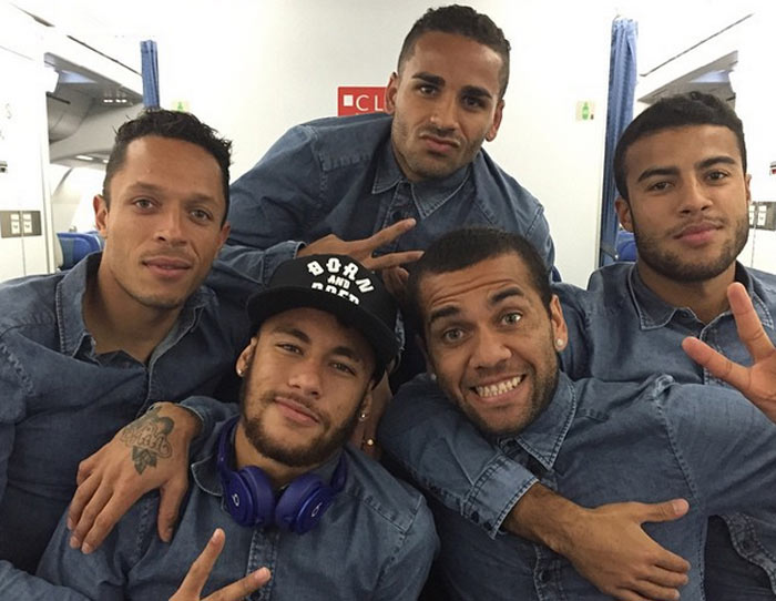 Neymar e Daniel Alves posam com os demais ‘brazucas’ do Barcelona