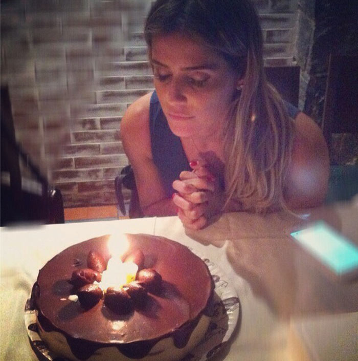 Deborah Secco ganha bolo de aniversário: ‘Mais um ano de vida!’