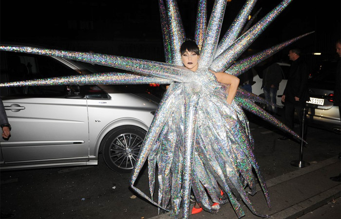 Lady Gaga usa vestido inflável para passear em Paris