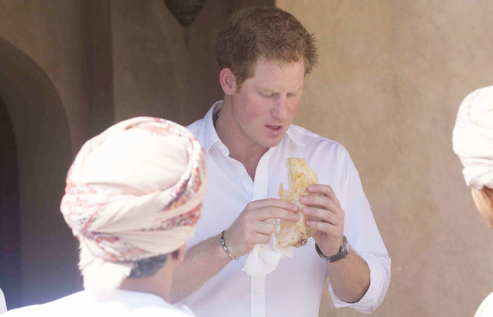 Príncipe Harry prova receitas típicas do Oriente Médio em passagem por Omã