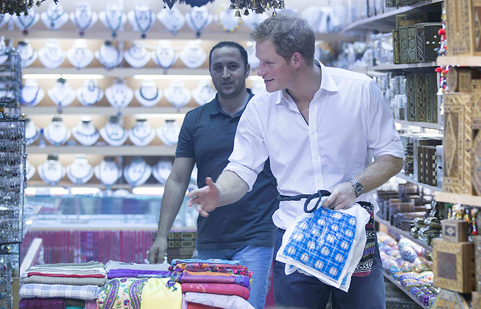 Príncipe Harry prova receitas típicas do Oriente Médio em passagem por Omã