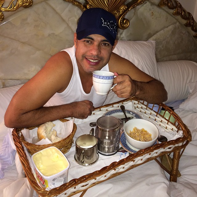 Zezé Di Camargo toma café da manhã na cama