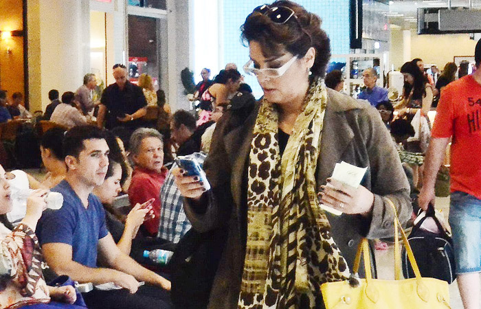 Suzy Rêgo embarca em aeroporto do Rio de Janeiro sem largar o celualr 
