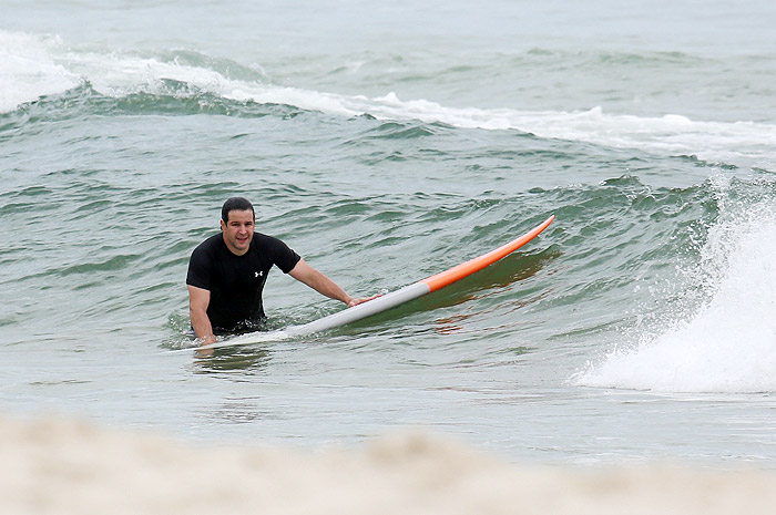 Murilo Benício toma caldo em dia de surfe no Rio