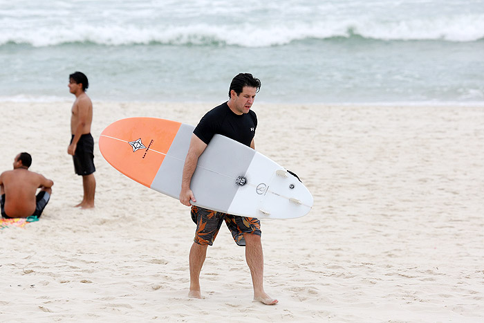 Murilo Benício toma caldo em dia de surfe no Rio