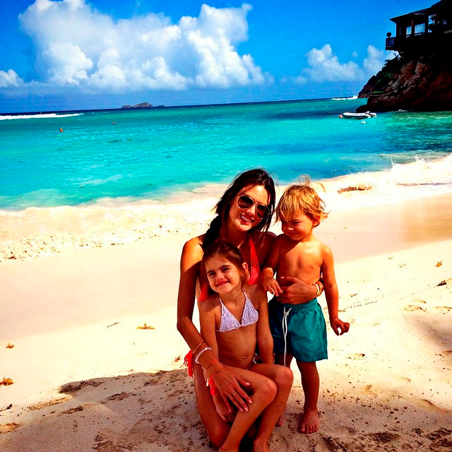 Alessandra Ambrósio posta foto com os filhos em cenário paradisíaco