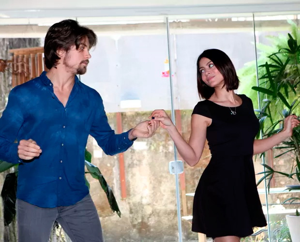 arol Castro mostra aula de dança particular com o marido em sua própria casa