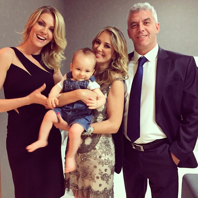  Ticiane Pinheiro posta foto com a família de Ana Hickmann antes de festa