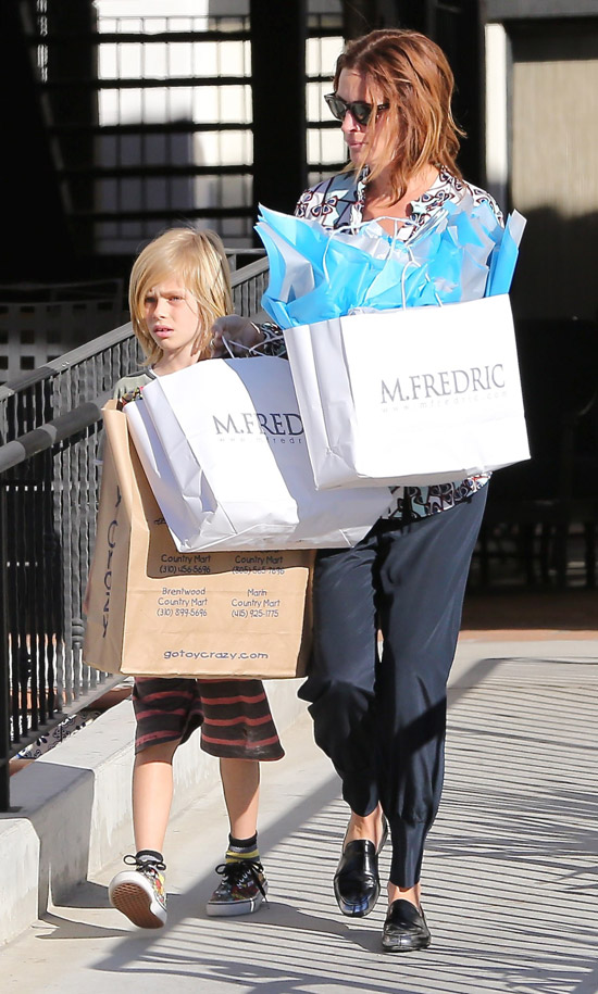 Julia Roberts capricha nas compras, em Los Angeles