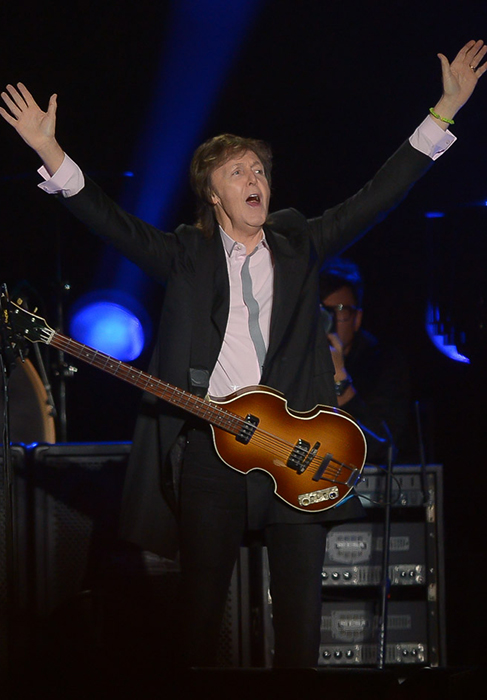 Paul McCartney usa pulseirinha que garoto vendeu para comprar ingresso do show