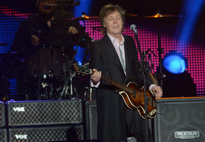Paul McCartney usa pulseirinha que garoto vendeu para comprar ingresso do show