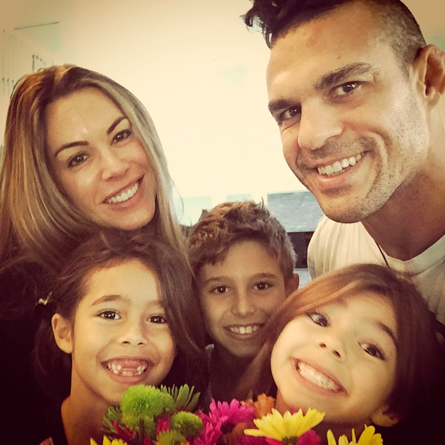  Foto de família! Joana Prato e Vitor Belfort posam com os filhos e agradecem