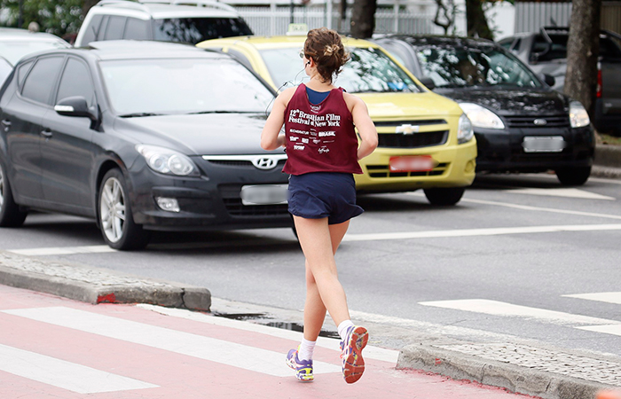 De shortinho e marca roxa em uma das pernas, Bruna Linzmeyer corre com chuva na orla do Leblon na tarde desta quinta feira (27)