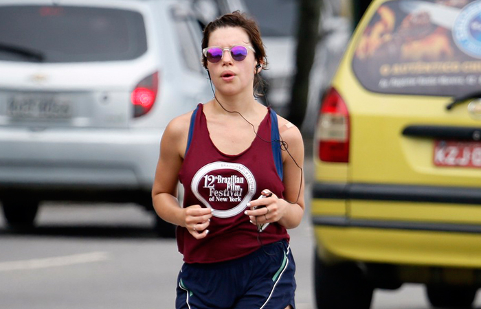 De shortinho e marca roxa em uma das pernas, Bruna Linzmeyer corre com chuva na orla do Leblon na tarde desta quinta feira (27)