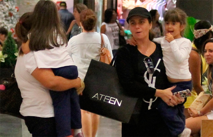 Giovanna Antonelli usa boné para fazer compras em shopping