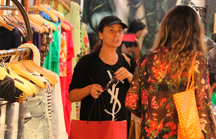 Giovanna Antonelli usa boné para fazer compras em shopping