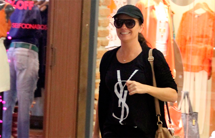 Giovanna Antonelli usa boné para fazer compras em shopping