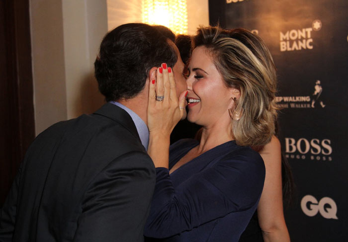 Guilhermina Guinle troca beijos com o marido, em premiação