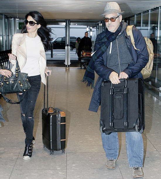 George Clooney esbanja estilo em aeroporto de Londres