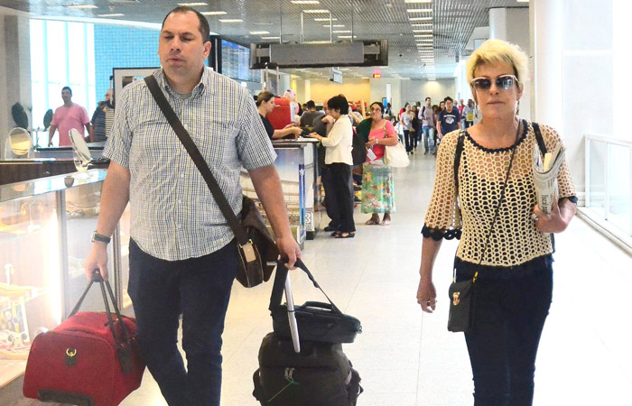 Ana Maria Braga usa blusa transparente em aeroporto no Rio