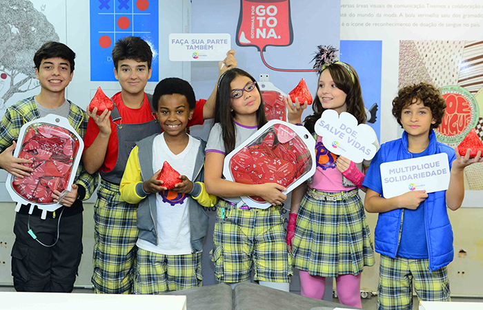 Elenco de Patrulha Salvadora visita campanha para doação de sangue em São Paulo