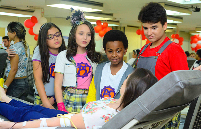 Elenco de Patrulha Salvadora visita campanha para doação de sangue em São Paulo