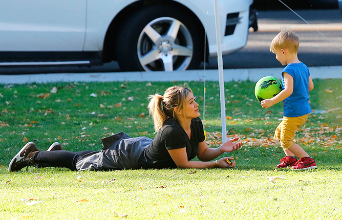 Hilary Duff curte dia no parque com seu pequeno Luca 
