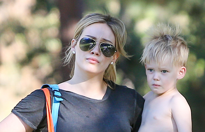 Hilary Duff curte dia no parque com seu pequeno Luca 