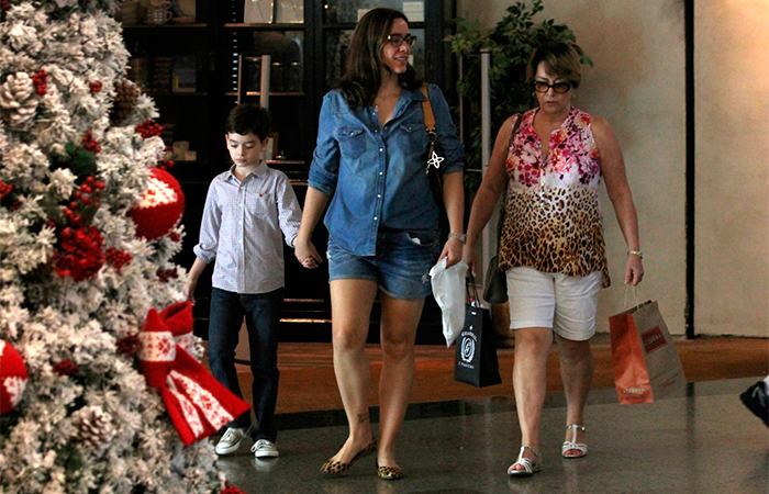 Nivea Maria passeia com filha e neto em Shopping do Rio