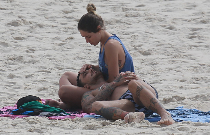  Em clima de romance, Felipe Titto curte praia carioca com a esposa