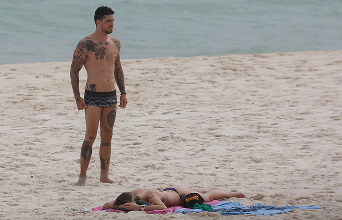  Em clima de romance, Felipe Titto curte praia carioca com a esposa