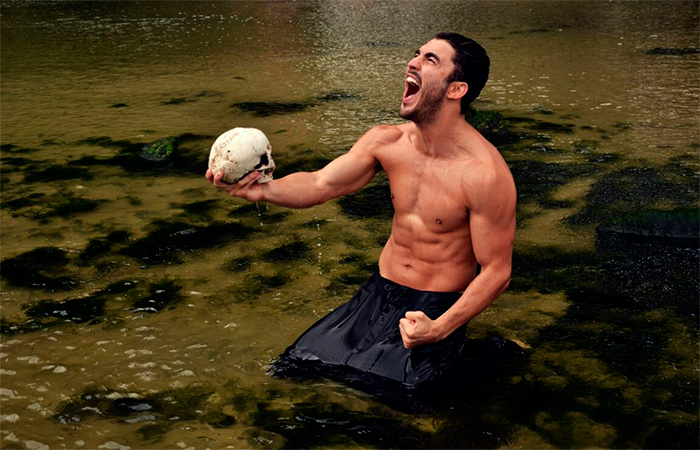 Diego Amaral, de Malhação, mergulha em lago para ensaio
