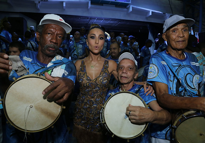 Sabrina Sato aposta em look justinho e decotado para cair no samba, na Vila Isabel